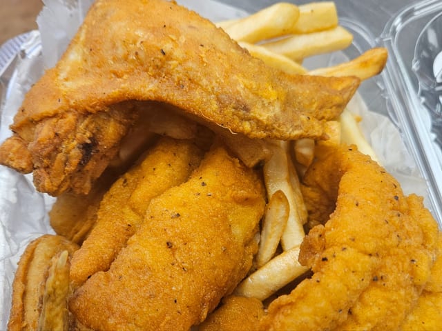 3 Piece Fish 2 Wings & Fries.